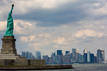 Freiheitsstatue vor der Skyline von New York City