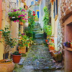 Ruelle étroite et colorée dans un village de Provence