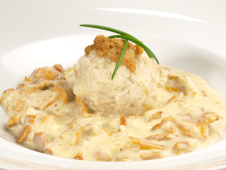 Pfifferlinge mit Semmelknödel