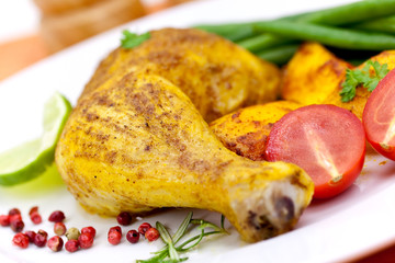 Hähnchen-Keule,gebraten mit Bratkartoffeln,Tomate