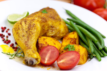 Hähnchen-Keule,gebraten mit Bratkartoffeln,Tomate