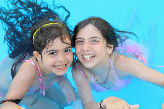 Deux fillettes &agrave; la piscine