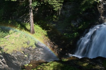 Regenbogen beim Wasserfall