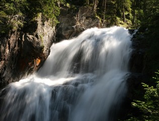 Fließender Wasserfall
