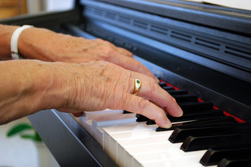 Obraz premium elderly woman playing piano
