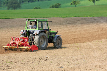 Traktor bei der Feldarbeit