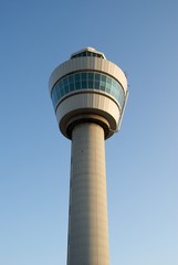 Fototapeta na wymiar Wieża kontrolna na lotnisku Schiphol.