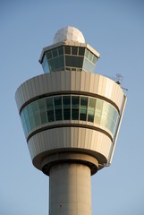 Fototapeta na wymiar Wieża kontrolna na lotnisku Schiphol.