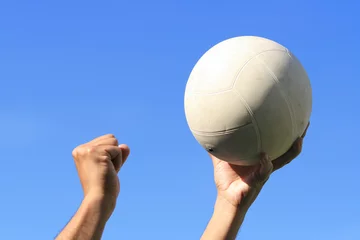 Tableaux ronds sur aluminium brossé Sports de balle Serving volley ball