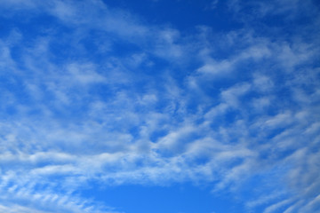 un ciel bleu avec des nuages