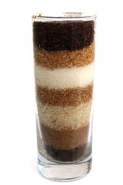 sucres sp&eacute;ciaux de canne par strates dans un verre