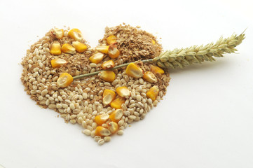 Cuore di cereali con freccia di grano