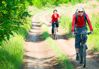 Obraz premium cyclists relax biking outdoors
