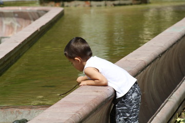 Niño jugando en una fuente.