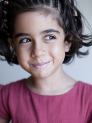 bambina che  trattiene sorriso