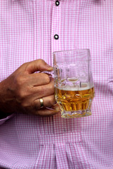 Mann im Trachtenhemd beim Biertrinken