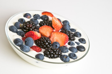 Kreativer Nachtisch mit Beeren