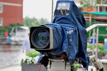 Grosse Fernsehkamera mit Wetterschutz