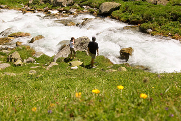 enfants au bord du torrent