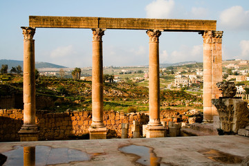 Säulen in den Ruinen der antiken Stadt Gerasa, Jordanien - 15779736