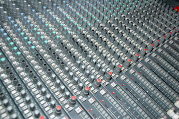 Sound mixing console