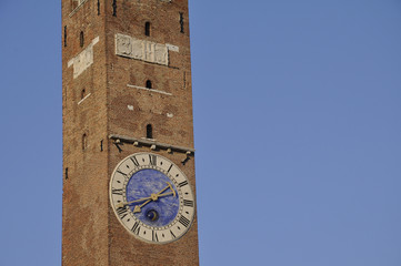 Fototapeta na wymiar vicenza torre bissara campanile orologio lunario