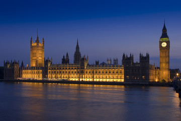 Fototapeta na wymiar Houses of Parliament na zmierzchu