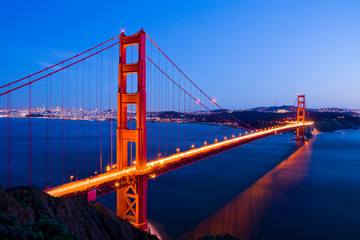 Fototapeta na wymiar Golden Gate Bridge w nocy
