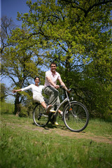 Fototapeta na wymiar Homme et femme faisant du vélo à la campagne
