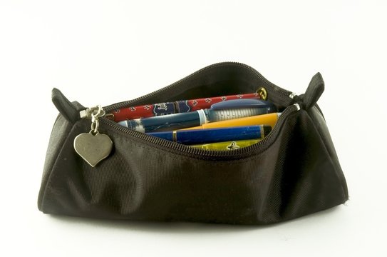 trousse remplie de stylos