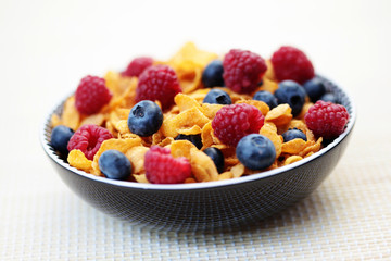 corn flakes with berry fruits