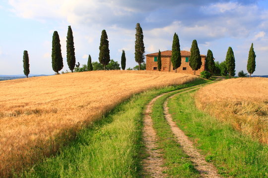 Wanderweg unter Wolkenhimmel, Haus in der Toskana