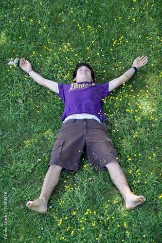 "Im Gras liegen" Stockfotos und lizenzfreie Bilder auf Fotolia.com