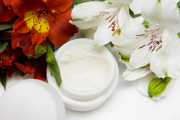 Obraz na płótnie Canvas cosmetic moisturizing cream with flowers