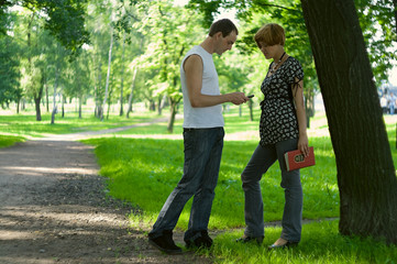 Obraz premium man meets a woman in park and tries to make the acquaintance