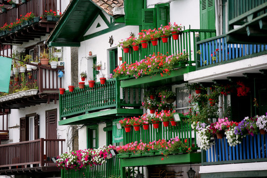 fa&ccedil;ades de maisons color&eacute;es avec balcons fleuris