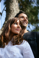 Portrait d'un homme et d'une femme souriants