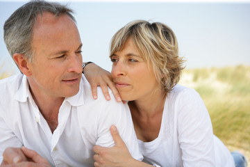 Portrait d'un homme et d'une femme se regardant