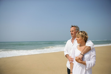 homme et femme se promenant au bord de la plage