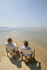 Fototapeta na wymiar Homme et femme assis face à la mer