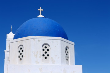 Fototapeta na wymiar Dôme d'une église à Santorin
