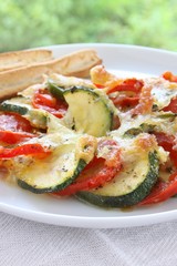 Zucchini und Tomaten überbacken mit Käse