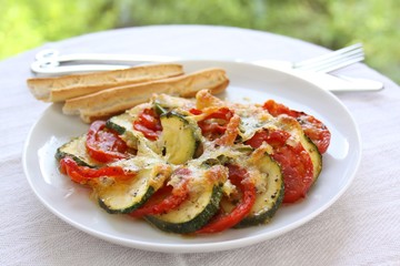 Zucchini und Tomaten überbacken mit Käse