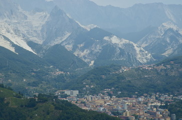 Naklejka premium Carrare et les carrières de marbre vues de Fontia