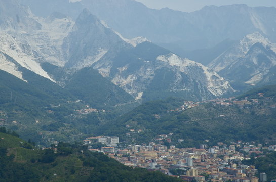 Carrare et les carri&egrave;res de marbre vues de Fontia