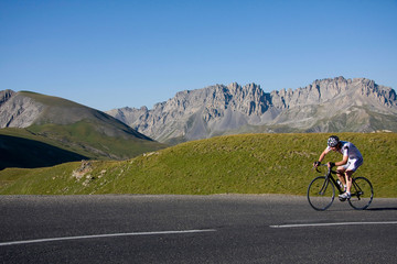 Fototapeta premium Cyclotourisme en montagne