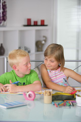 petit garçon et petite fille faisant leurs devoirs