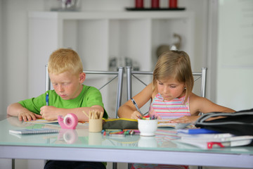 Fototapeta premium enfants assis à un bureau faisant leurs devoirs