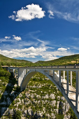 Fototapeta na wymiar Most nad kanionem