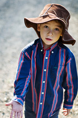 boy wearing a floppy sun hat